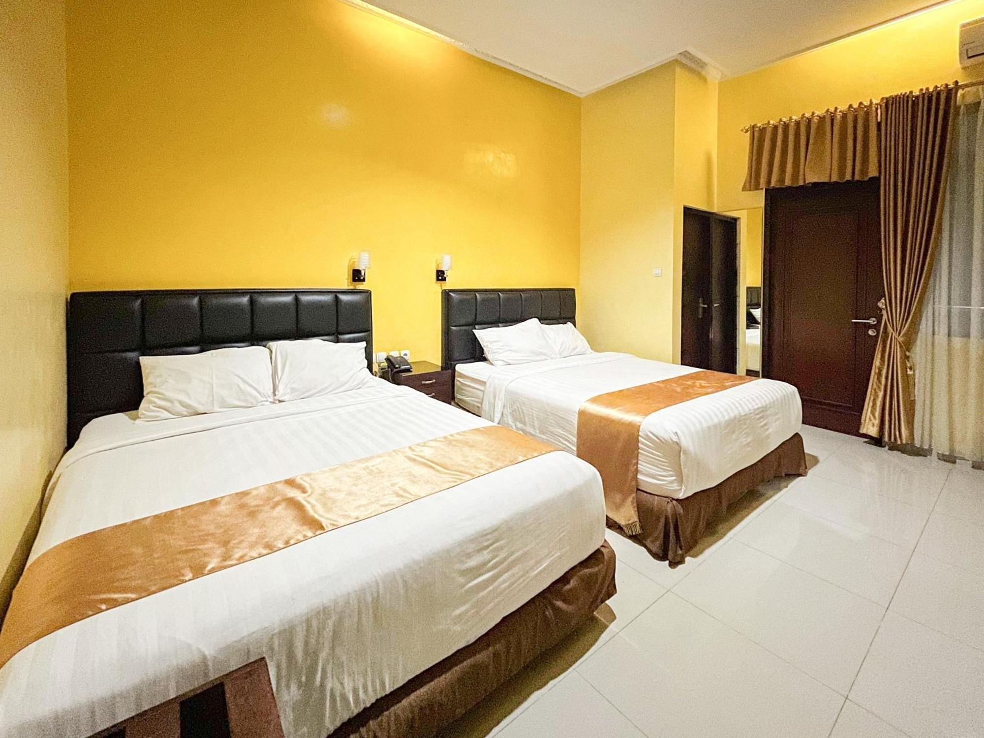 Kartika Hotel Syariah Pacitan Mitra Reddoorz Bagian luar foto