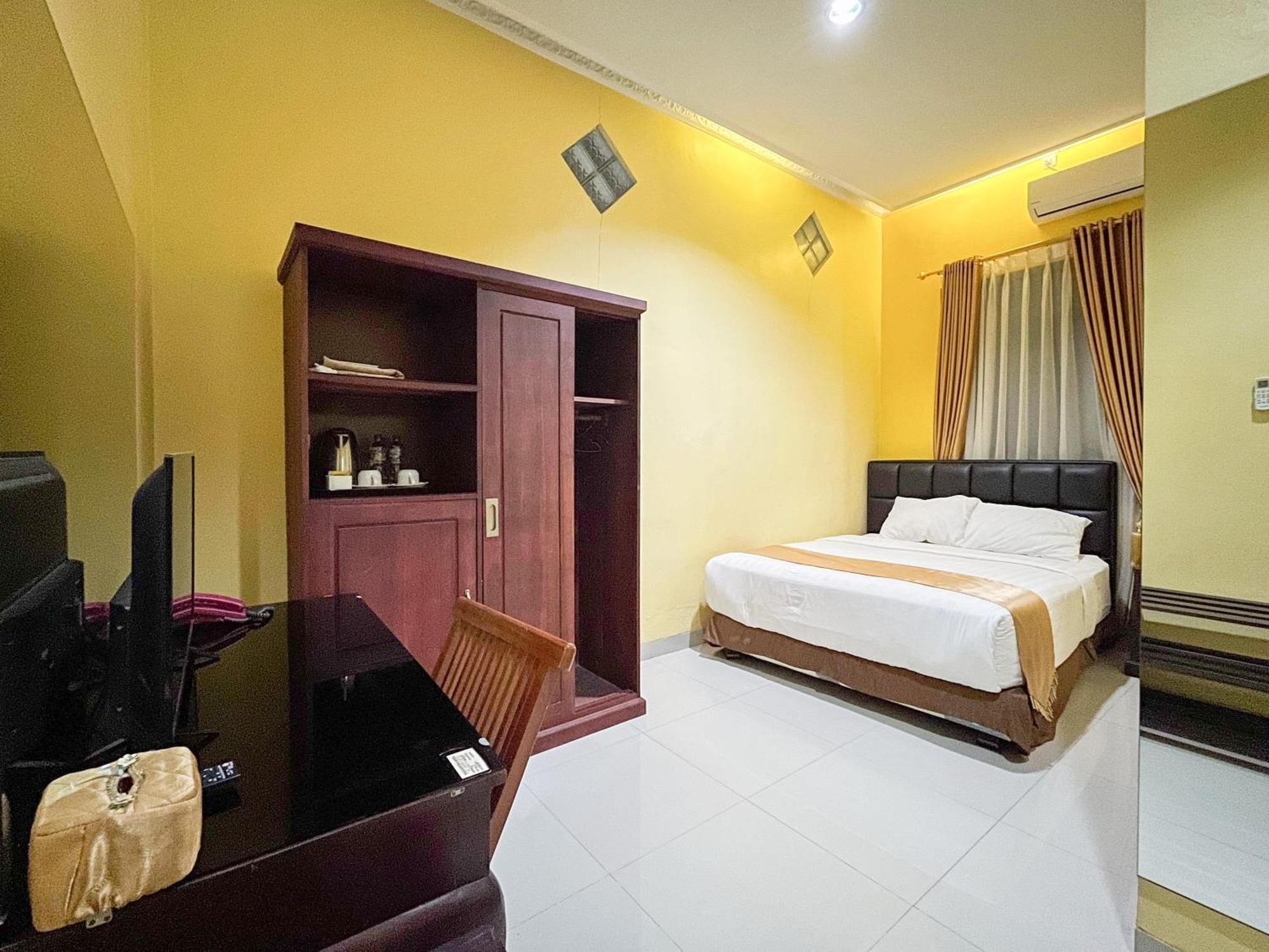 Kartika Hotel Syariah Pacitan Mitra Reddoorz Bagian luar foto