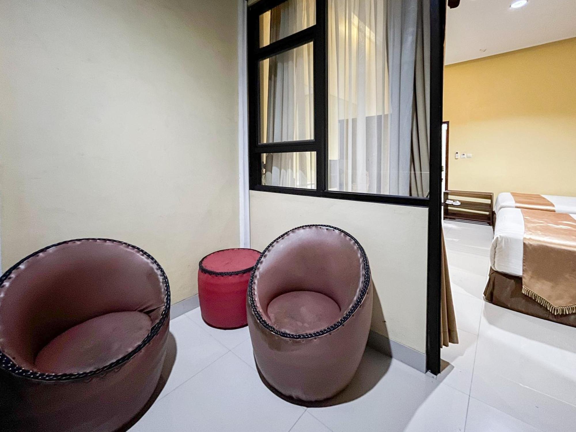 Kartika Hotel Syariah Pacitan Mitra Reddoorz Bagian luar foto