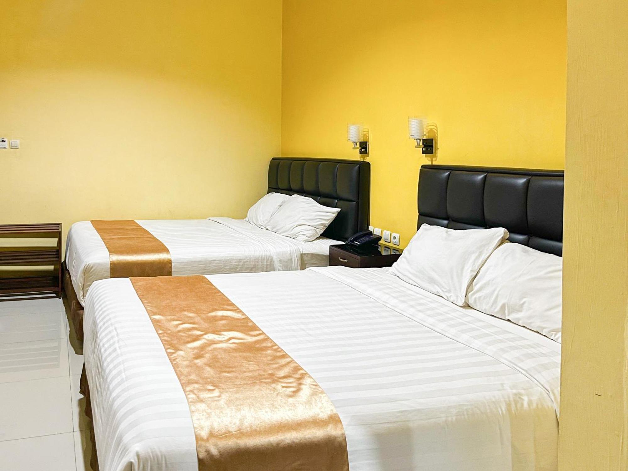 Kartika Hotel Syariah Pacitan Mitra Reddoorz Bagian luar foto