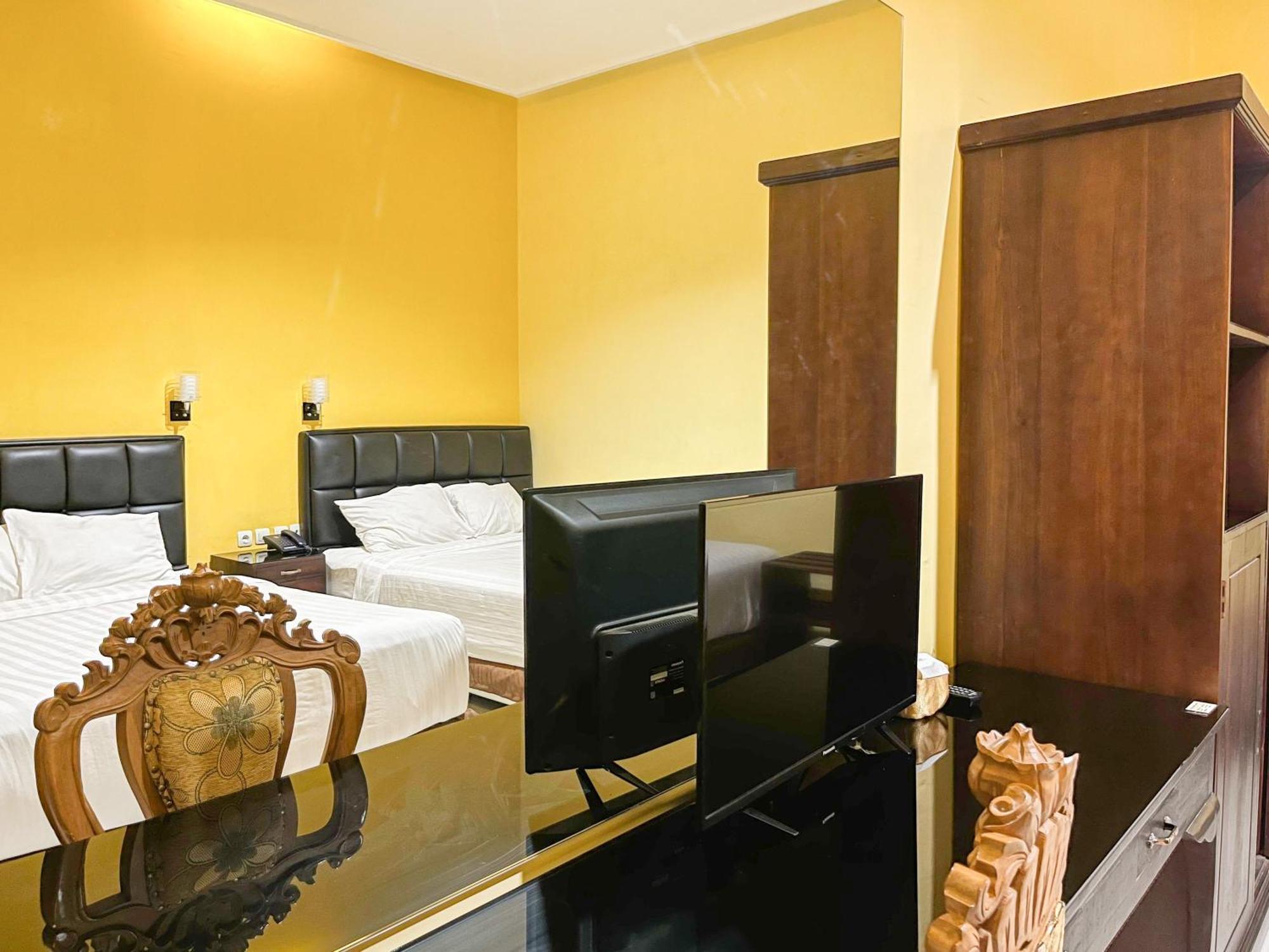Kartika Hotel Syariah Pacitan Mitra Reddoorz Bagian luar foto