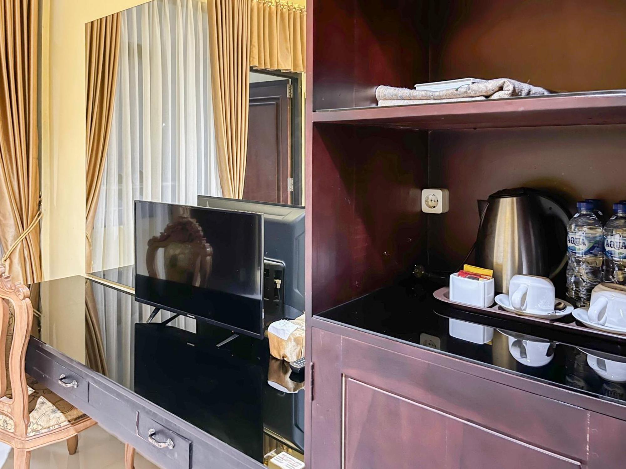 Kartika Hotel Syariah Pacitan Mitra Reddoorz Bagian luar foto