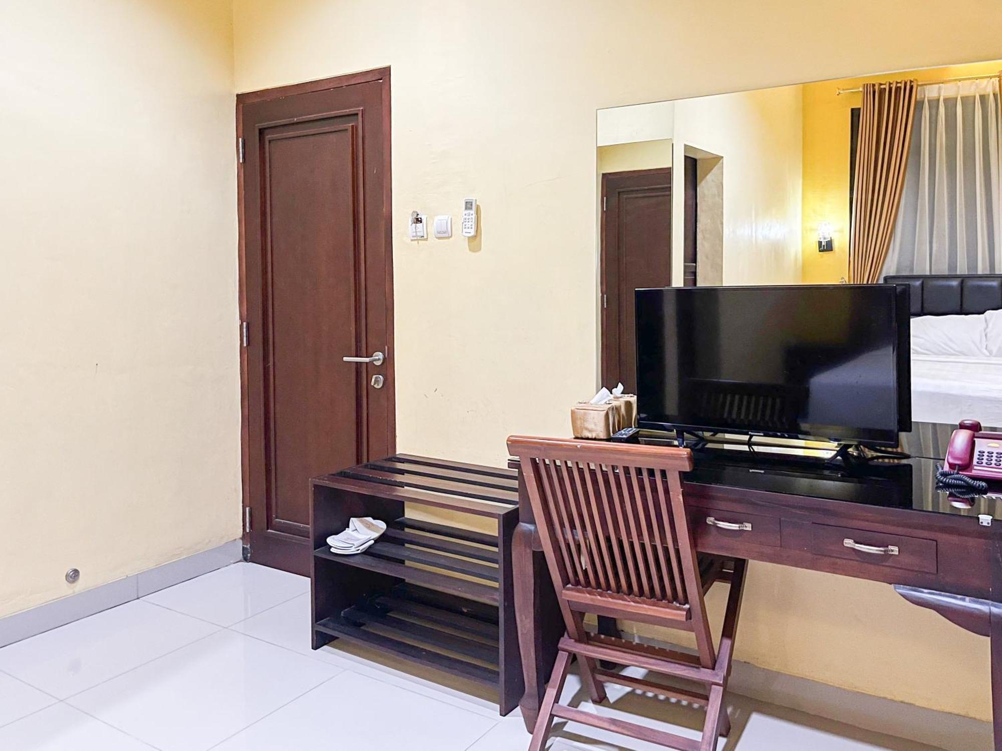 Kartika Hotel Syariah Pacitan Mitra Reddoorz Bagian luar foto
