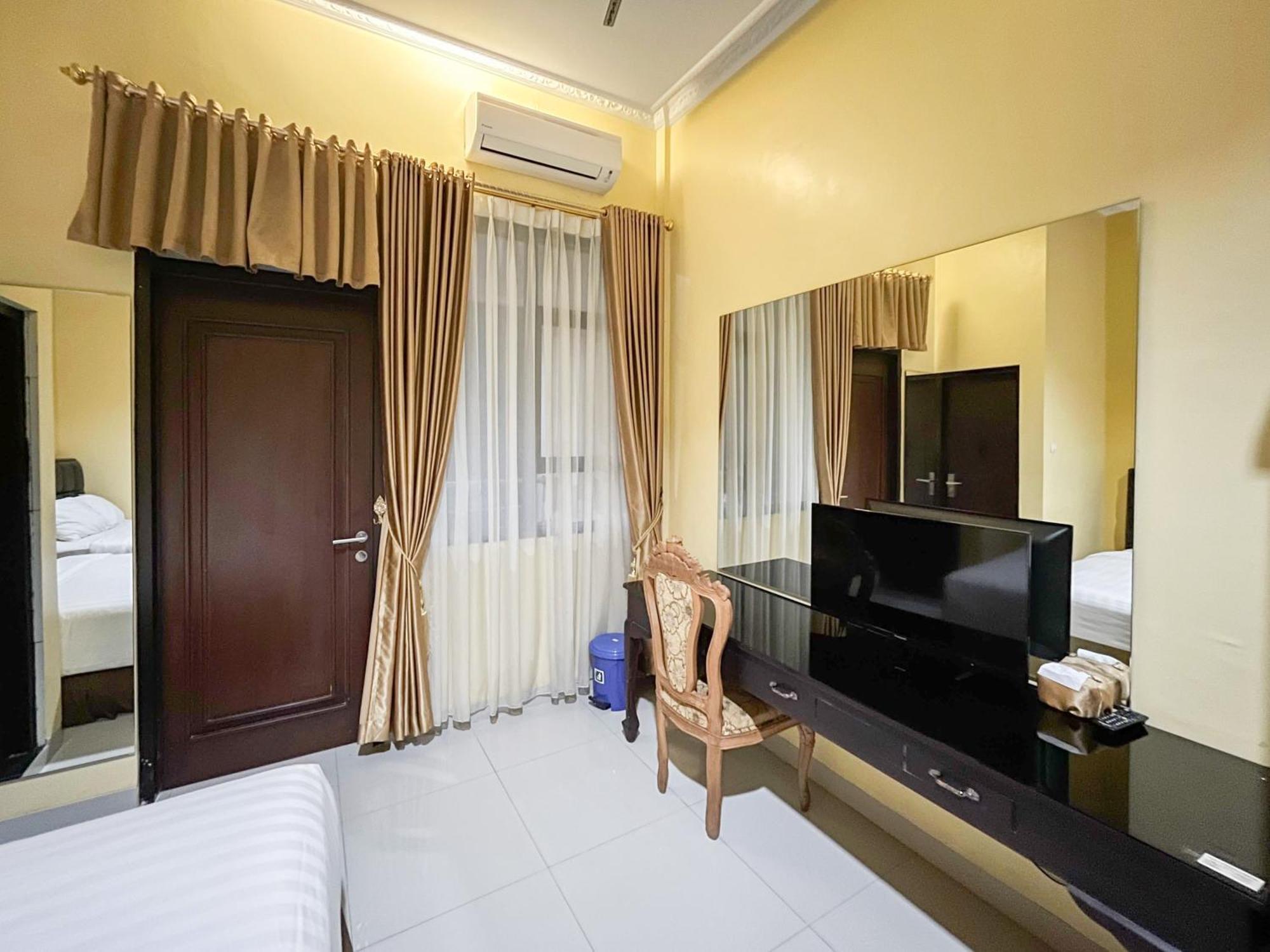 Kartika Hotel Syariah Pacitan Mitra Reddoorz Bagian luar foto