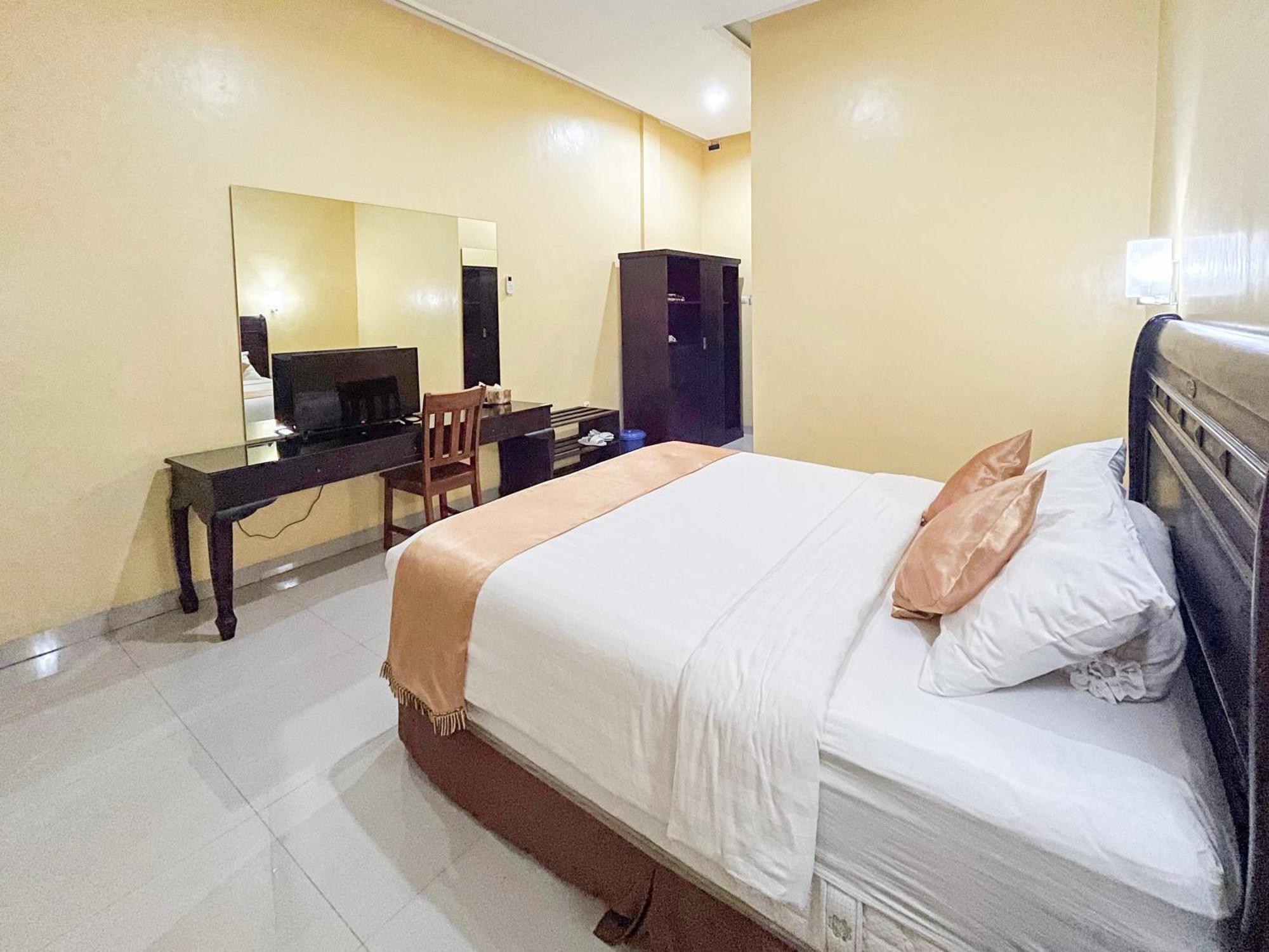 Kartika Hotel Syariah Pacitan Mitra Reddoorz Bagian luar foto