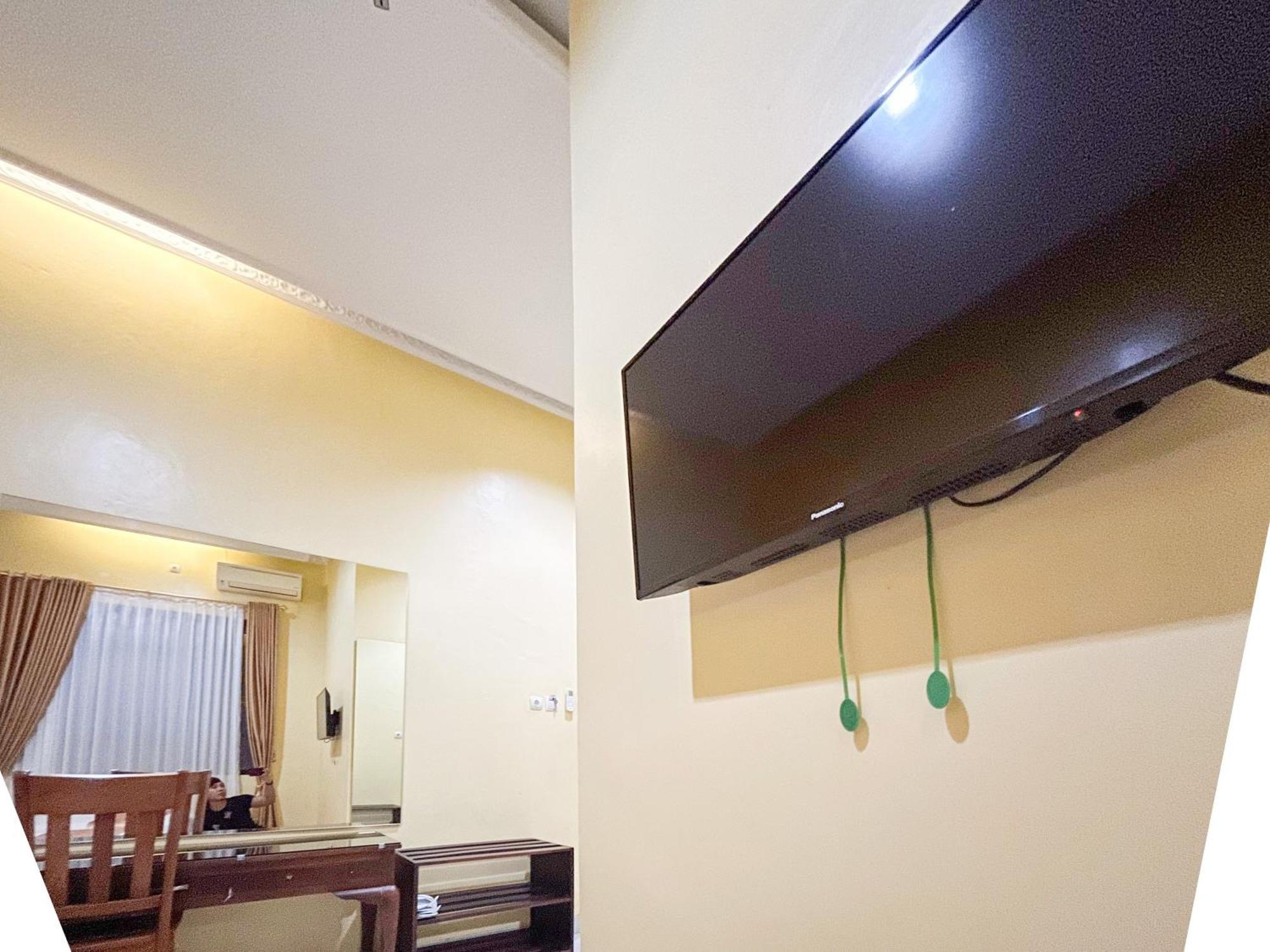 Kartika Hotel Syariah Pacitan Mitra Reddoorz Bagian luar foto