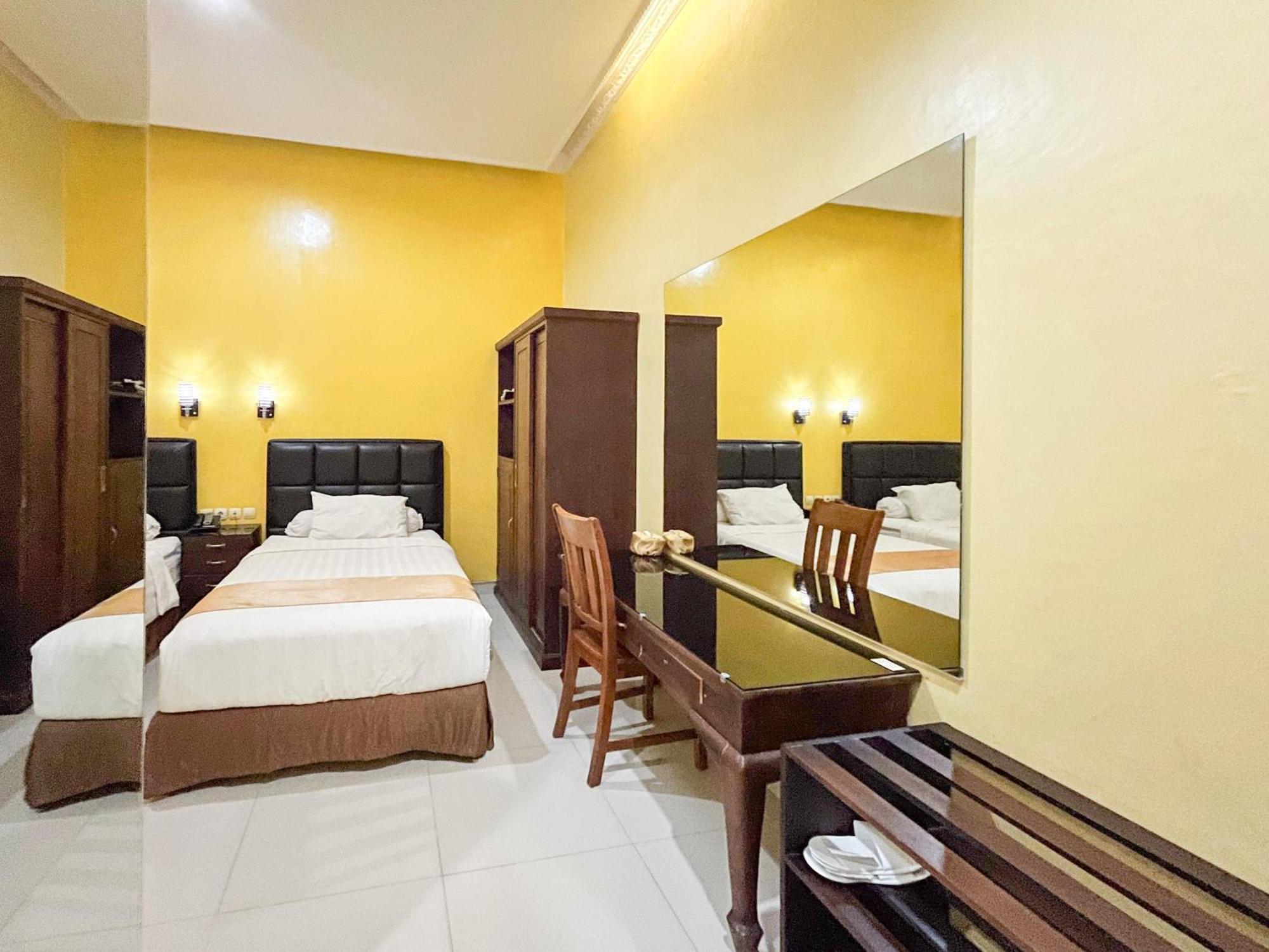 Kartika Hotel Syariah Pacitan Mitra Reddoorz Bagian luar foto