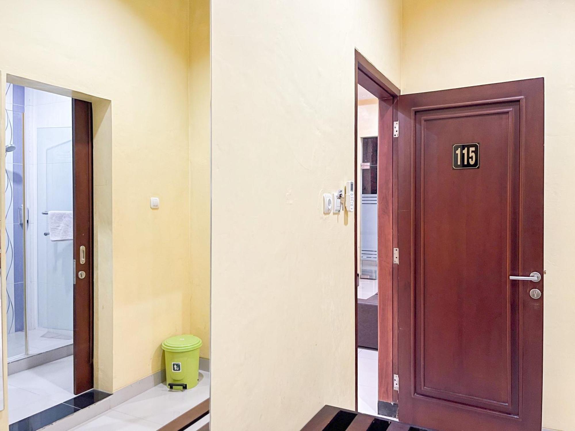 Kartika Hotel Syariah Pacitan Mitra Reddoorz Bagian luar foto