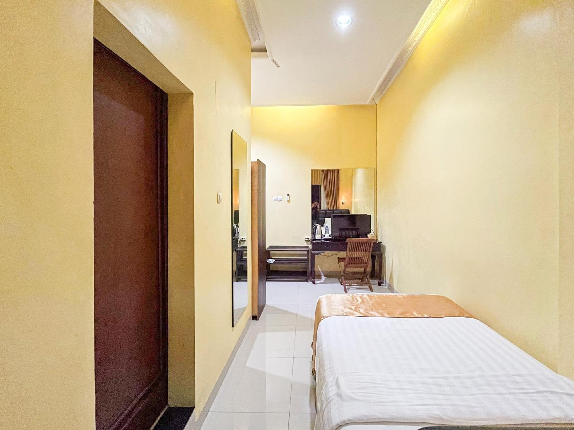 Kartika Hotel Syariah Pacitan Mitra Reddoorz Bagian luar foto