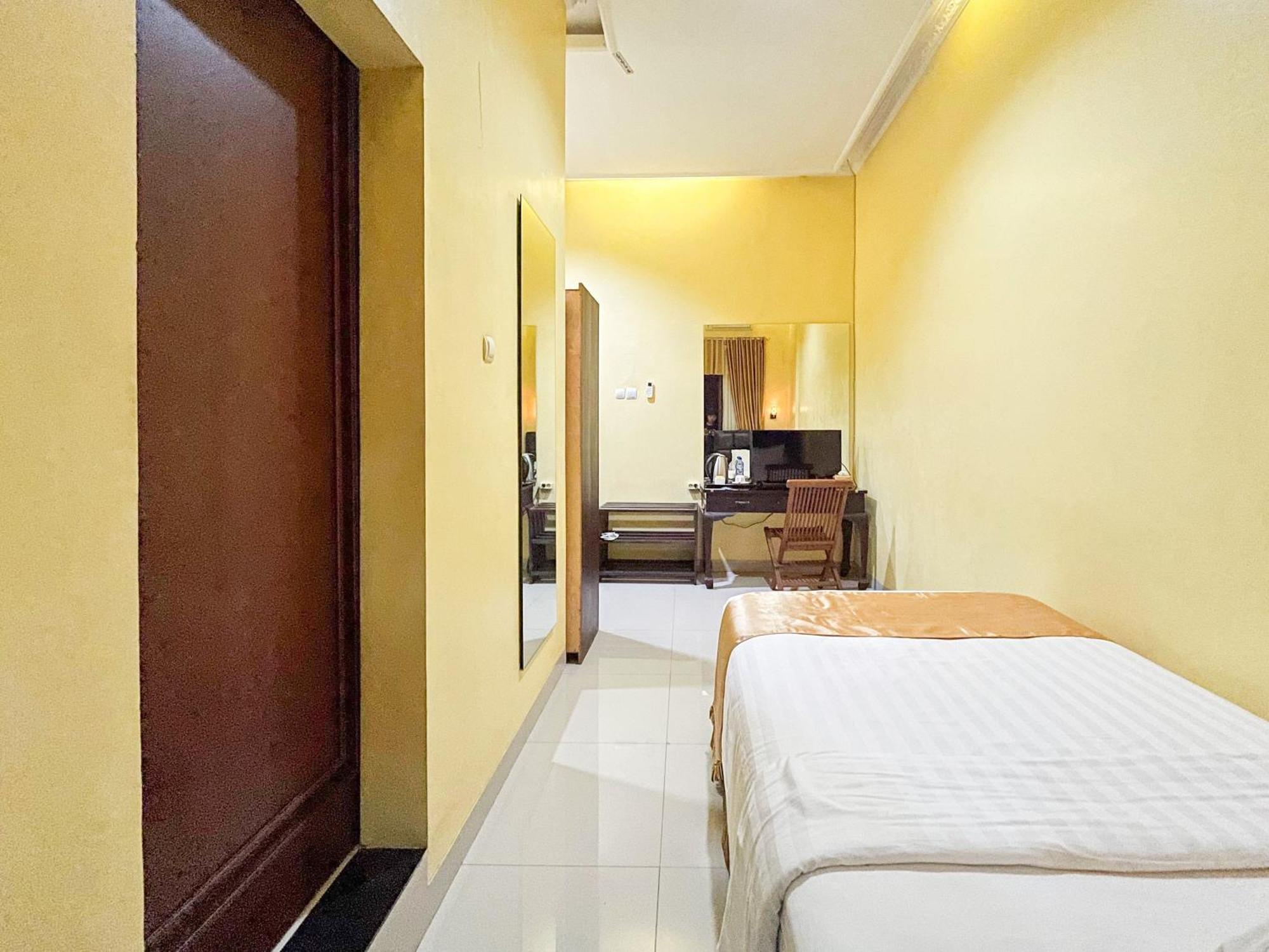 Kartika Hotel Syariah Pacitan Mitra Reddoorz Bagian luar foto