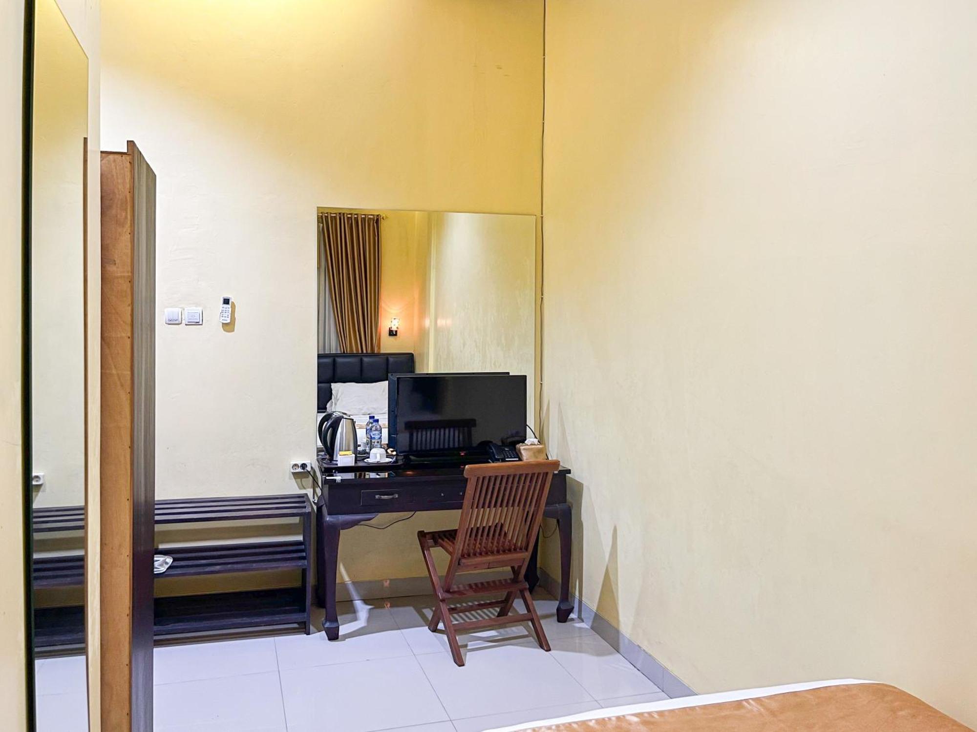 Kartika Hotel Syariah Pacitan Mitra Reddoorz Bagian luar foto