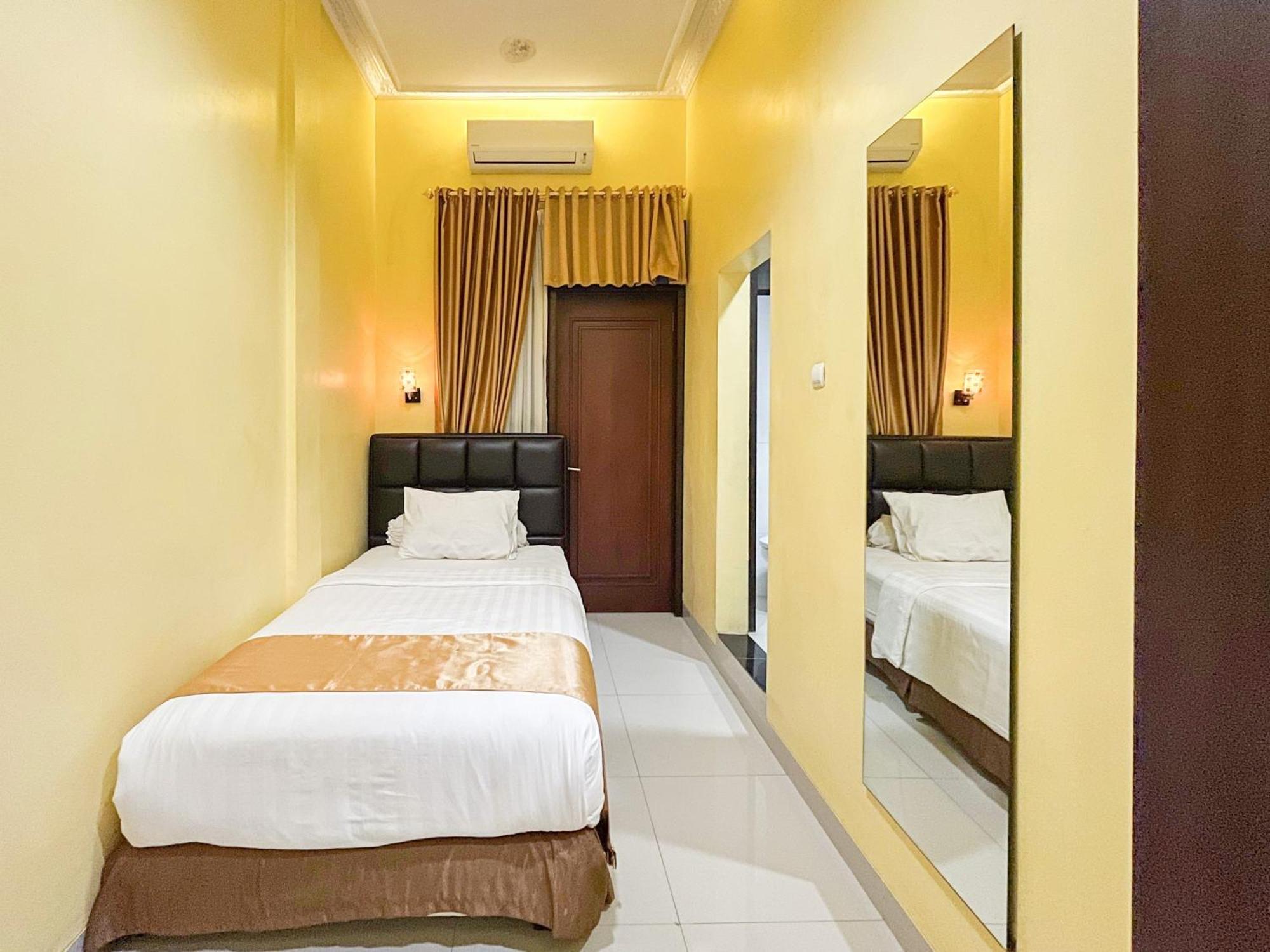 Kartika Hotel Syariah Pacitan Mitra Reddoorz Bagian luar foto