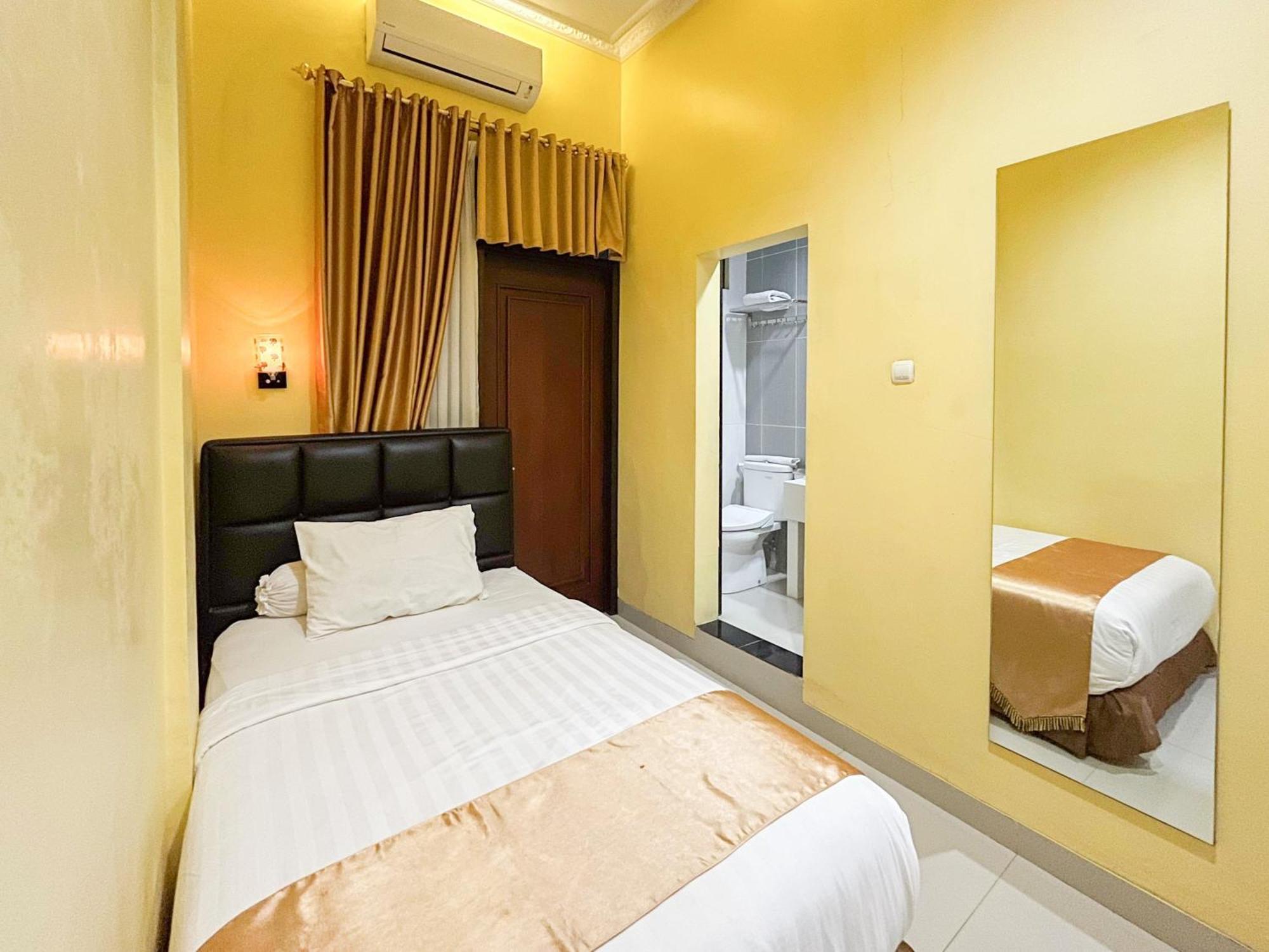 Kartika Hotel Syariah Pacitan Mitra Reddoorz Bagian luar foto
