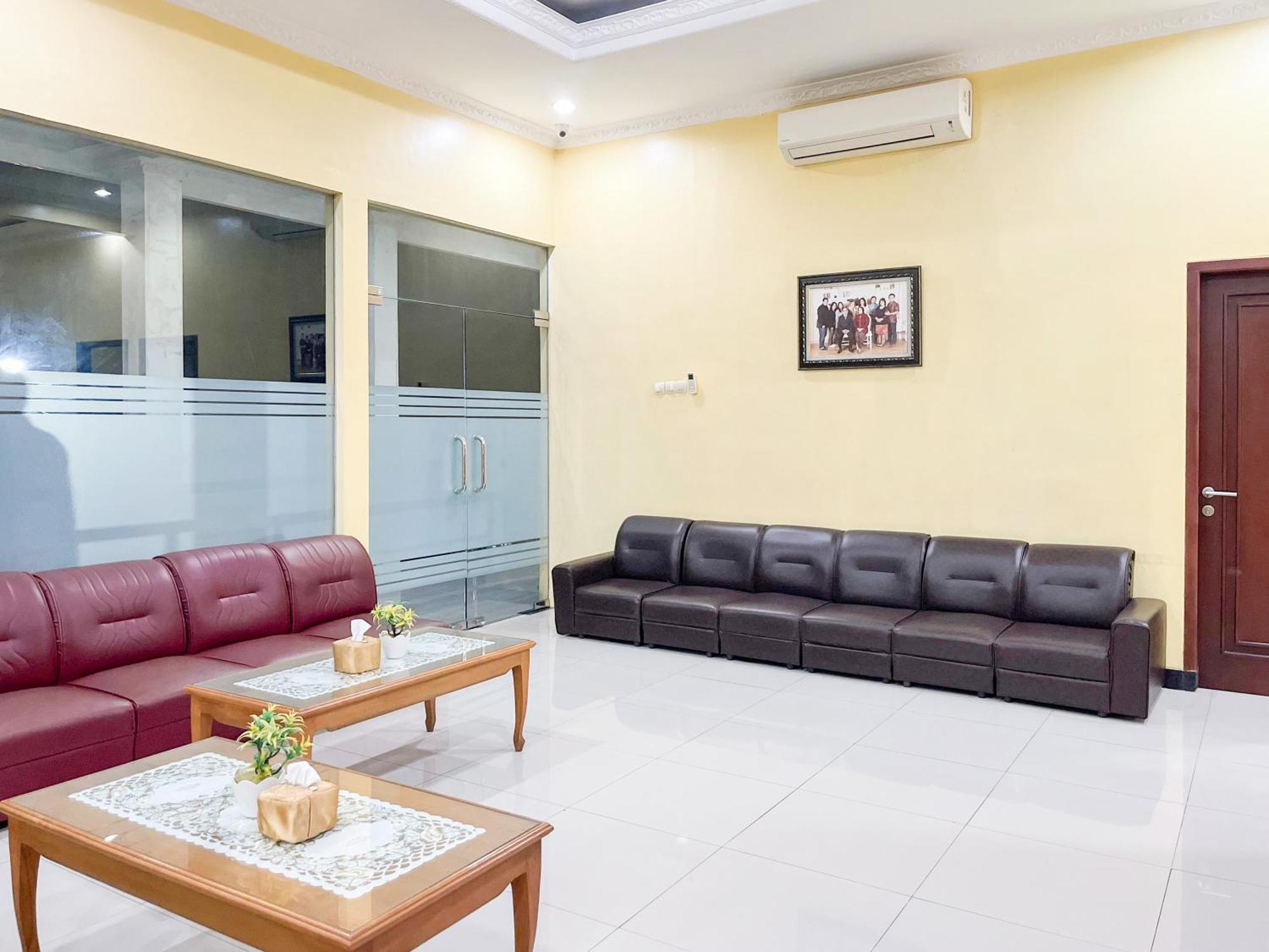 Kartika Hotel Syariah Pacitan Mitra Reddoorz Bagian luar foto
