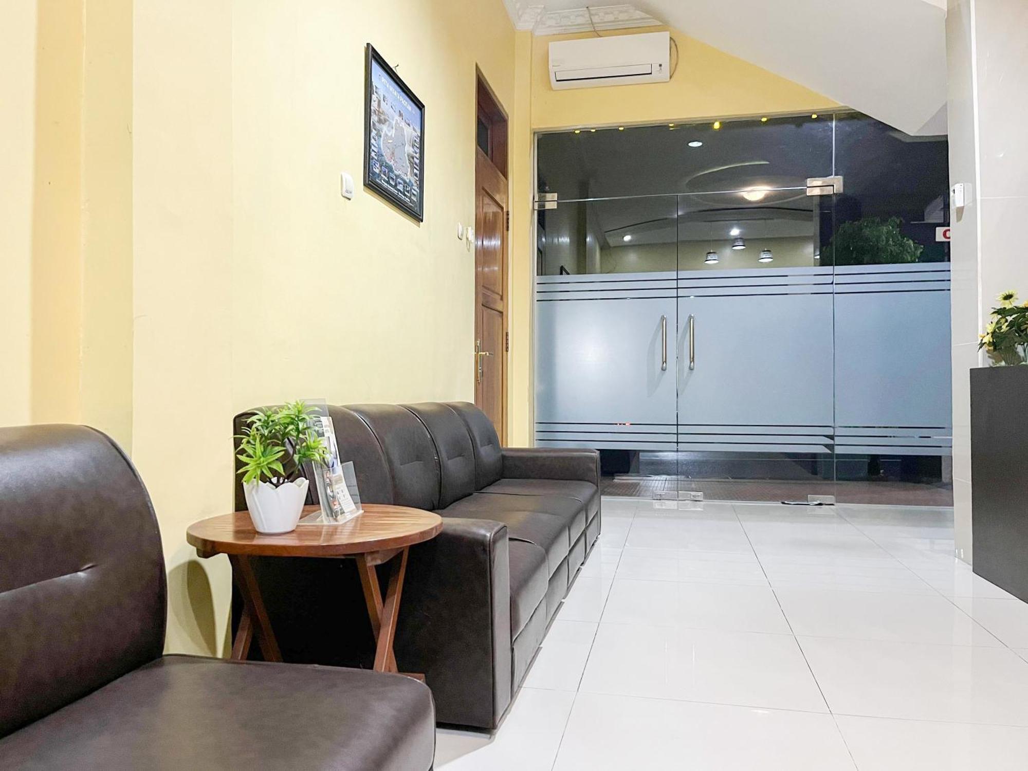 Kartika Hotel Syariah Pacitan Mitra Reddoorz Bagian luar foto