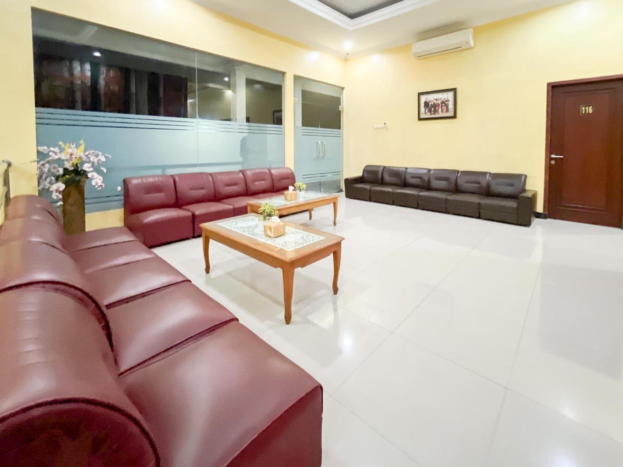 Kartika Hotel Syariah Pacitan Mitra Reddoorz Bagian luar foto